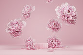 3Dディスプレイの表彰台パステルピンクの花の背景。牡丹の花が落ちる。美しさ、化粧品のプレゼンテーションのための自然最小限の台座。バレンタイン、フェミニンコピースペーステンプ�