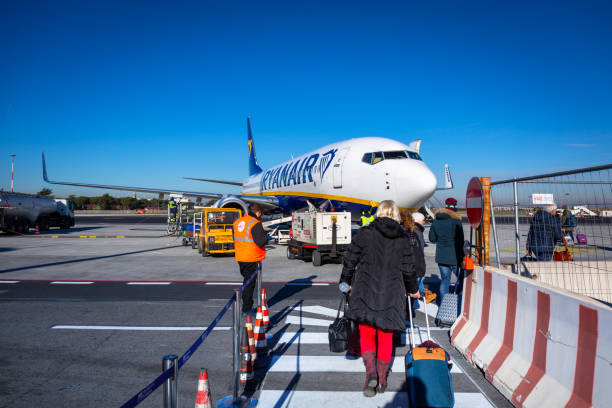 ludzie czekają na wejście na pokład samolotu ryanair na lotnisku ciampino w pobliżu rzymu. - ciampino airport zdjęcia i obrazy z banku zdjęć