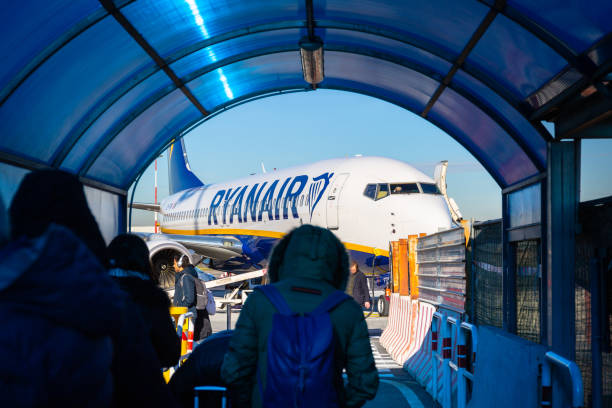 ludzie czekają na wejście na pokład samolotu ryanair na lotnisku ciampino w pobliżu rzymu. - ciampino zdjęcia i obrazy z banku zdjęć