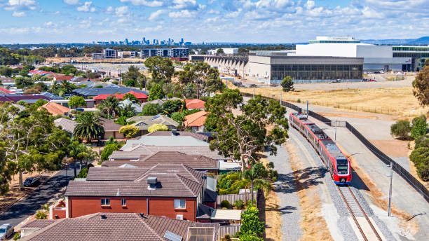 vista aerea adelaide metro train sul nuovo flinders link con fabbrica & città - train australia electric train image foto e immagini stock