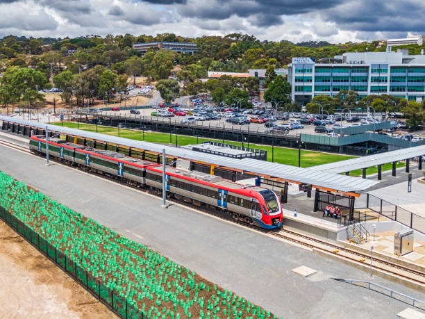 veduta aerea del treno elettrico nella nuova stazione ferroviaria di flinders ad adelaide - train australia electric train image foto e immagini stock