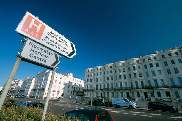 royal sussex county hospital sign en brighton, inglaterra - mac millan fotografías e imágenes de stock