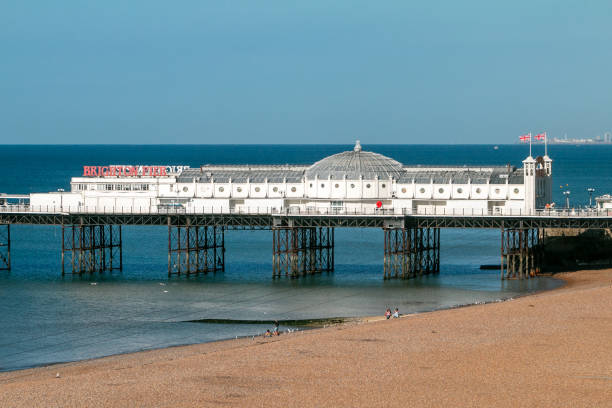 píer do brighton palace em east sussex, inglaterra - palace pier tourism built structure sign - fotografias e filmes do acervo