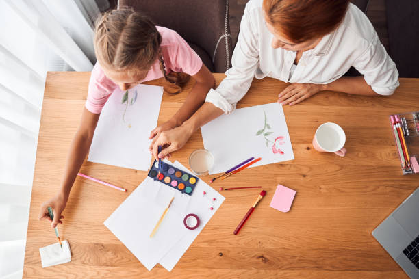 istock Mom drawing pictures with daughter 1292584509