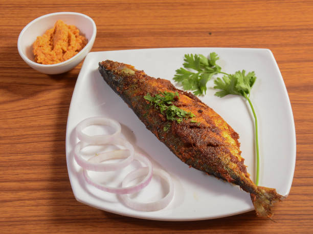 la caballa india (rastrelliger kanagurta), alevines bangda, alevines de pescado. sobre un fondo rústico de madera, enfoque selectivo - prepared fish cooked dinner mackerel fotografías e imágenes de stock