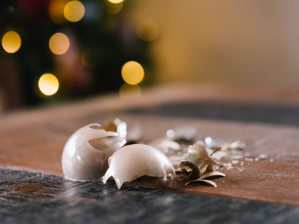 bolas de natal quebradas - backen - fotografias e filmes do acervo