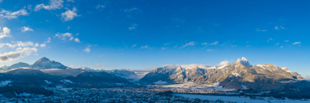 panorama all'alba a reutte in una giornata invernale con montagne thaneller e hahnenkamm - hahnenkamm foto e immagini stock