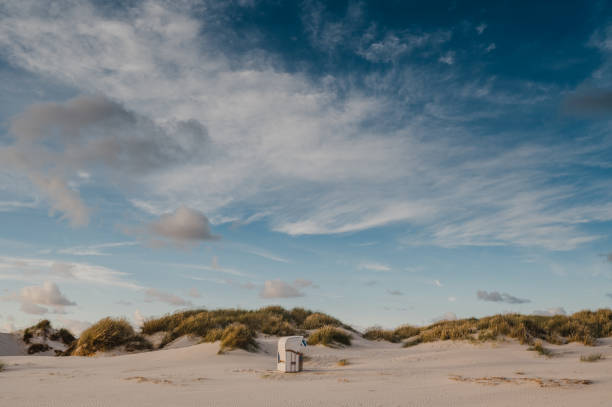 de stoel van het strand - duitse noordzeekust stockfoto's en -beelden