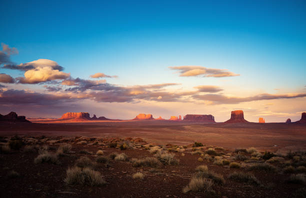 monument valley tribal park arizona bei sonnenuntergang - navajo national monument stock-fotos und bilder