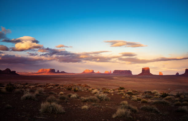 monument valley tribal park arizona au coucher du soleil - navajo national monument photos et images de collection