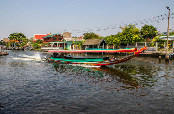 длиннохвостая лодка на канале р�еки чаопрая - bangkok thailand asia water taxi стоковые фото и изображения