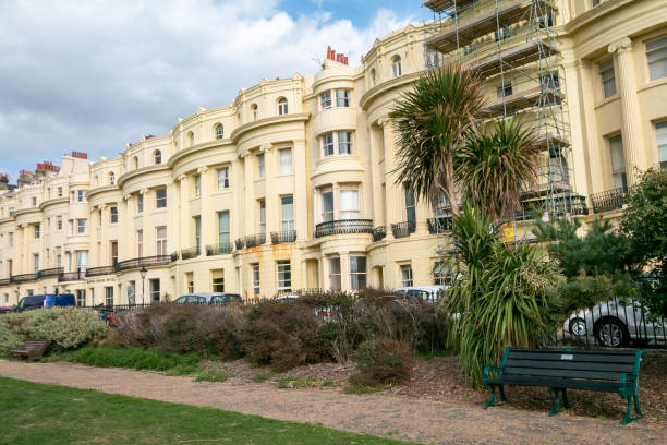 отель brunswick square в брайтоне и хоув, англия - regency style row house street house стоковые фото и изображения