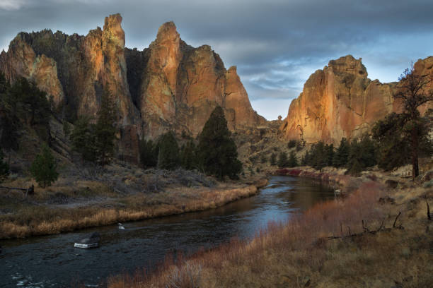istock Sunrise at Smith rock state park in Central Oregon 1292603616