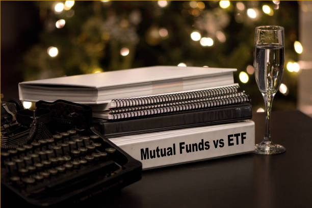 взаимные фонды против etfs - stock certificate mutual fund wall street wealth стоковые фото и изображения