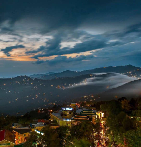 belle vue de montagne de station de colline - sikkim photos et images de collection