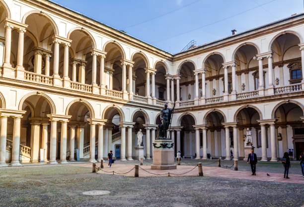 il cortile e l'ingresso della famosa università delle arti di brera. milano, lombardia, italia. - art museum art university entertainment foto e immagini stock