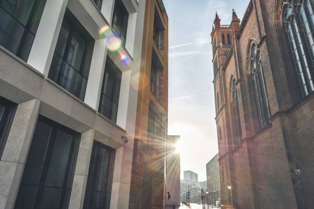 nova arquitetura residencial em berlim central ao lado da histórica igreja friedrichwerdersche - piazza nova - fotografias e filmes do acervo