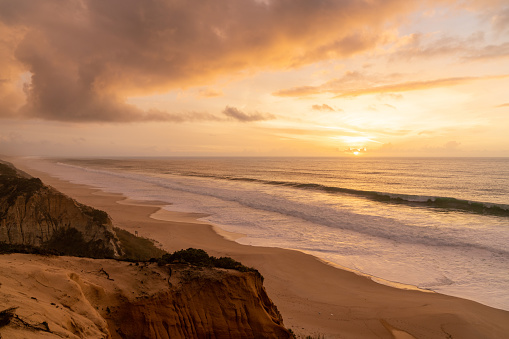 hermosa puesta de sol con playa y dunas de arena en la costa del Alentejo de Portugal photo