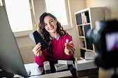 weibliche-social-media-technologie-influencer-aufnahme-unboxing-video-zu-hause.jpg?b=1&s=170x170&k=20&c=rkVNilpmtnynRcI81CfC0PYYgP3LSDR8mRmsxYJfinI=