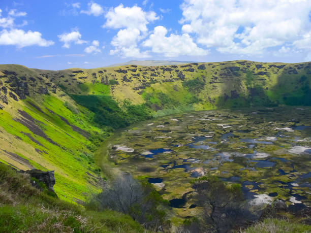 cratere di un intrufo estinti sull'isola di pasqua. natura dell'isola. - rano kao foto e immagini stock