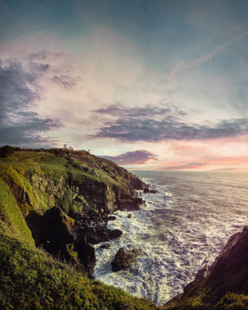 the lizard point lighthouse at sunrise - lizard point imagens e fotografias de stock