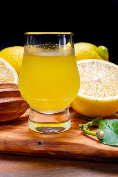 liquore al limoncello dolce ghiacciato a base di nuova raccolta di limoni italiani gialli maturi freschi, costiera amalfitana, italia - neapolitan specialty foto e immagini stock