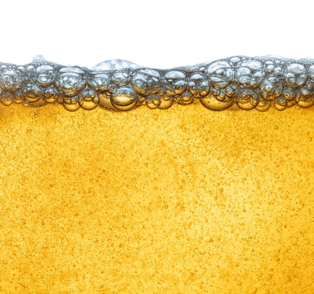ビールフォーム付き黄色の液体、または油から工業油。人間の脂肪肥満。クローズ アップ。 - gasoline brewery beer liquid ストックフォトと画像