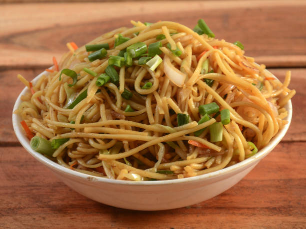 veg 客家麵是一種流行的東方菜，用麵條和蔬菜做，在質樸的木製背景上供應，選擇性聚焦 - ryan in a 個照片及圖片檔