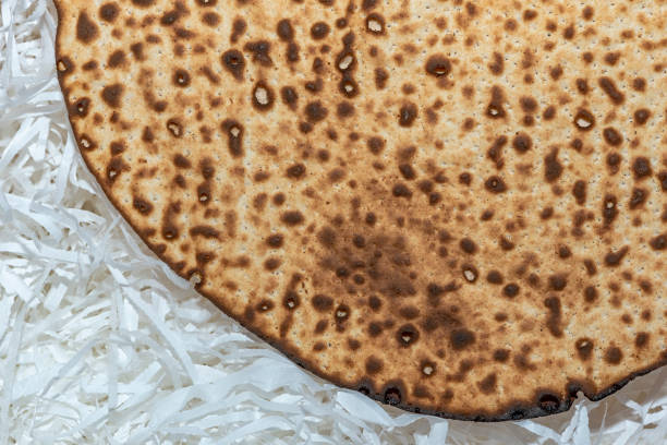 texture matzo, une vue supérieure d’un morceau de pain sec de blé traditionnel servi sur la pâque hébraïque - seder passover seder plate matzo photos et images de collection