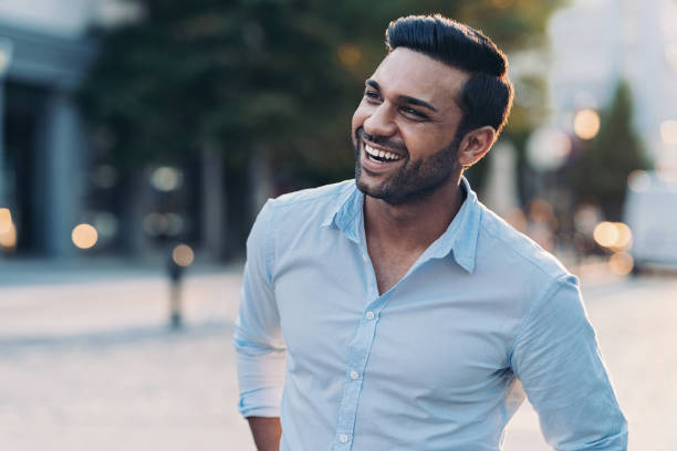 joven sonriente al aire libre en la ciudad - cándido fotografías e imágenes de stock