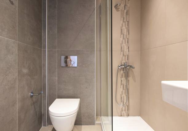 vista frontal de baño pequeño en estilo moderno. aseo interior alicatado de mosaico beige y azulejos de gran escala con textura de piedra de mármol gris - loft apartment bathroom mosaic tile fotografías e imágenes de stock