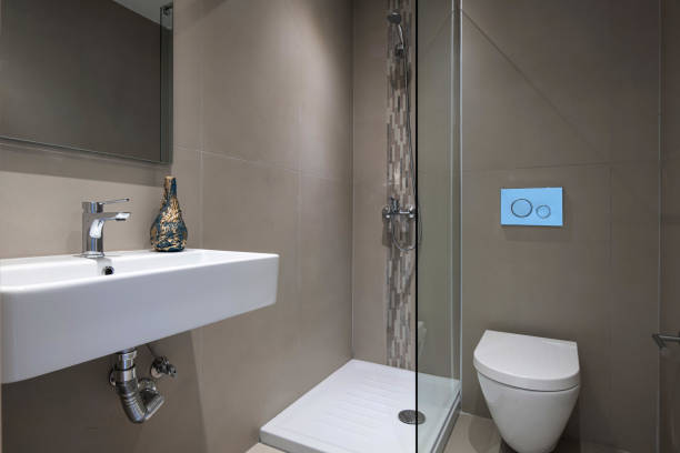 interior moderno gris de baño pequeño con ducha de cristal, espejo rectangular, inodoro wc montado, fregadero colgado blanco - loft apartment bathroom mosaic tile fotografías e imágenes de stock