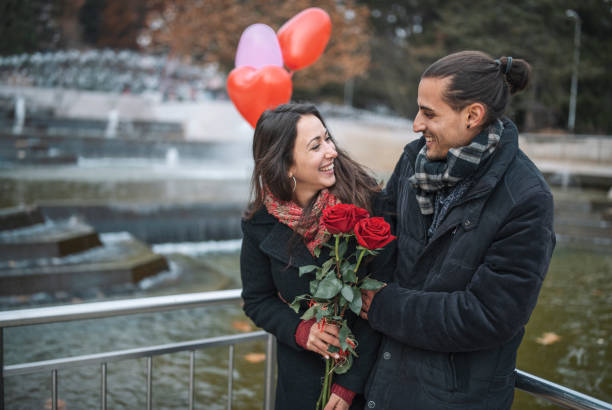 casal jovem feliz no dia dos namorados. - men giving balloon women - fotografias e filmes do acervo