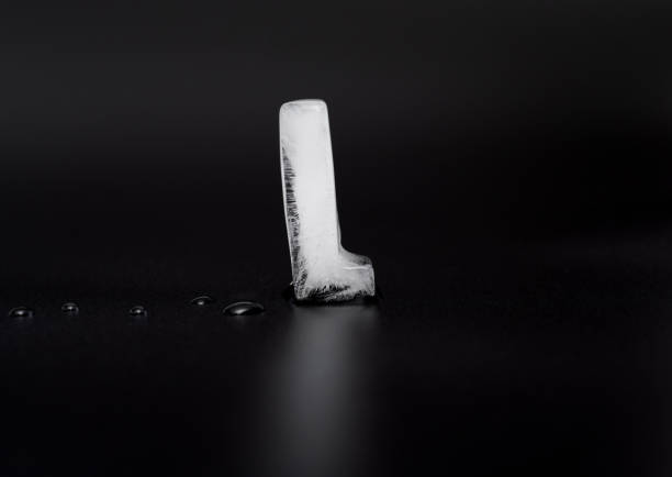 lettera di ghiaccio l su sfondo nero - letter l water typescript liquid foto e immagini stock
