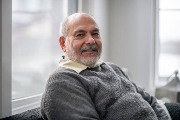 retrato o hombre mayor en casa - 60 65 años fotografías e imágenes de stock