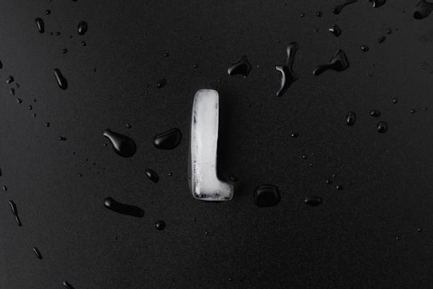lettera di ghiaccio l su sfondo nero - letter l water typescript liquid foto e immagini stock