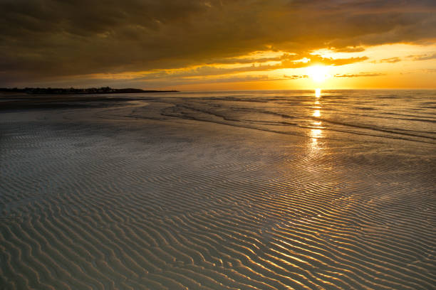 fale i zachód słońca - cape cod - cape cod national seashore zdjęcia i obrazy z banku zdjęć