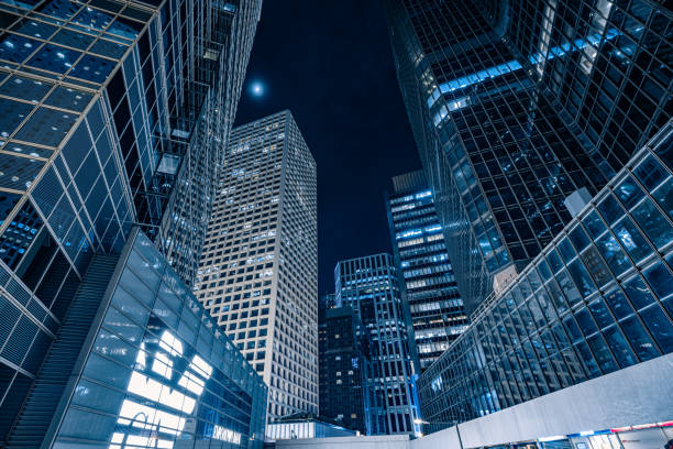 edificios de oficinas modernos en el centro de hong kong - hong kong asia skyline night fotografías e imágenes de stock