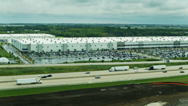 camiones a toda velocidad en el centro de distribución de la carretera pasado cerca de kenosha, wi - aéreo - highway 94 fotografías e imágenes de stock