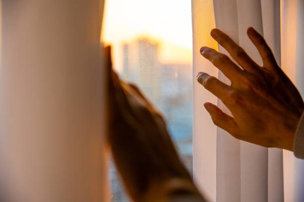 rideau d’ouverture de main le matin - ouvrir la fenetre chambre photos et images de collection