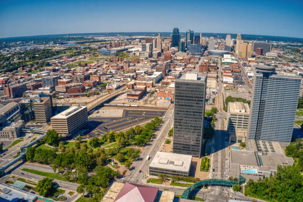 夏の間のミズーリ州カンザスシティの空中写真 - kansas city missouri city skyline built structure ストックフォトと画像