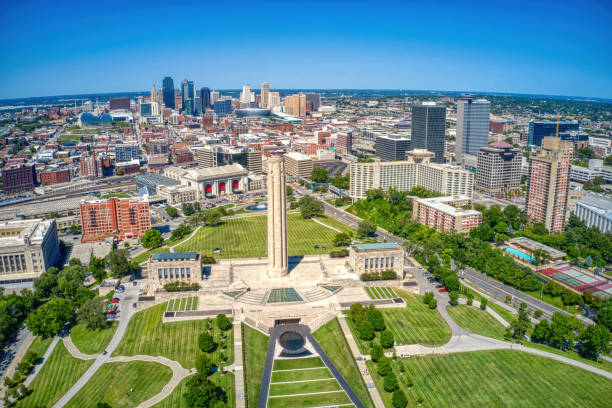 夏の間のミズーリ州カンザスシティの空中写真 - kansas city missouri city skyline built structure ストックフォトと画像