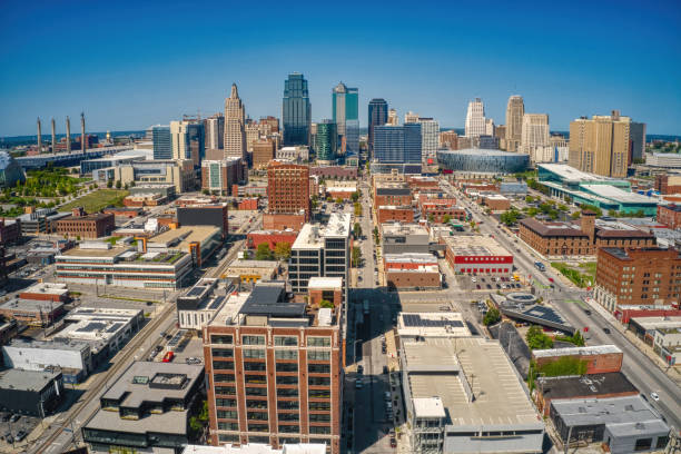 夏の間のミズーリ州カンザスシティの空中写真 - kansas city missouri city skyline built structure ストックフォトと画像