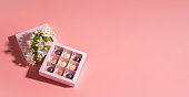 schokoladenbonbons-in-einer-festlichen-schachtel-auf-rosa-hintergrund-urlaubskonzept.jpg?b=1&s=170x170&k=20&c=9aBm-5jg1B2iLpjMw0VnRC_9oszSppprc9wFJyyBhuw=