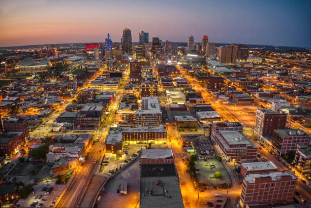 夏の間のミズーリ州カンザスシティの空中写真 - kansas city missouri city skyline built structure ストックフォトと画像