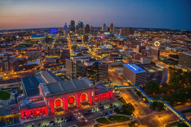 夏の間のミズーリ州カンザスシティの空中写真 - kansas city missouri city skyline built structure ストックフォトと画像