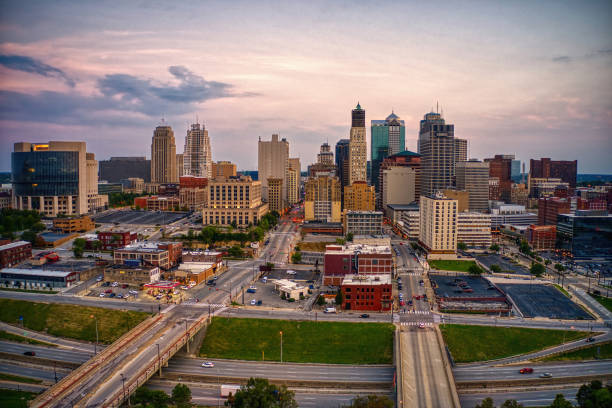 夏の間のミズーリ州カンザスシティの空中写真 - kansas city missouri city skyline built structure ストックフォトと画像