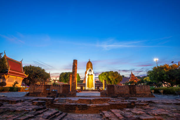 buddha statue at sunset are buddhist temple at wat phra si rattana mahathat also colloquially referred to as wat yai is a buddhist temple it is a major tourist attractions in phitsanulok,thailand. - gold pagoda temple synagogue imagens e fotografias de stock