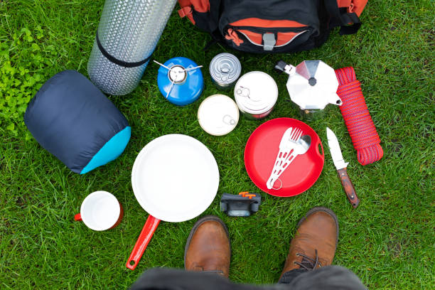 芝生の上のキャンプツール - キャンプ　準備 ストックフォトと画像