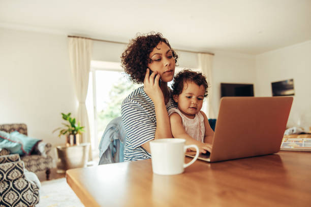 집에서 일하는 아기를 가진 어머니 - working mother 뉴스 사진 이미지